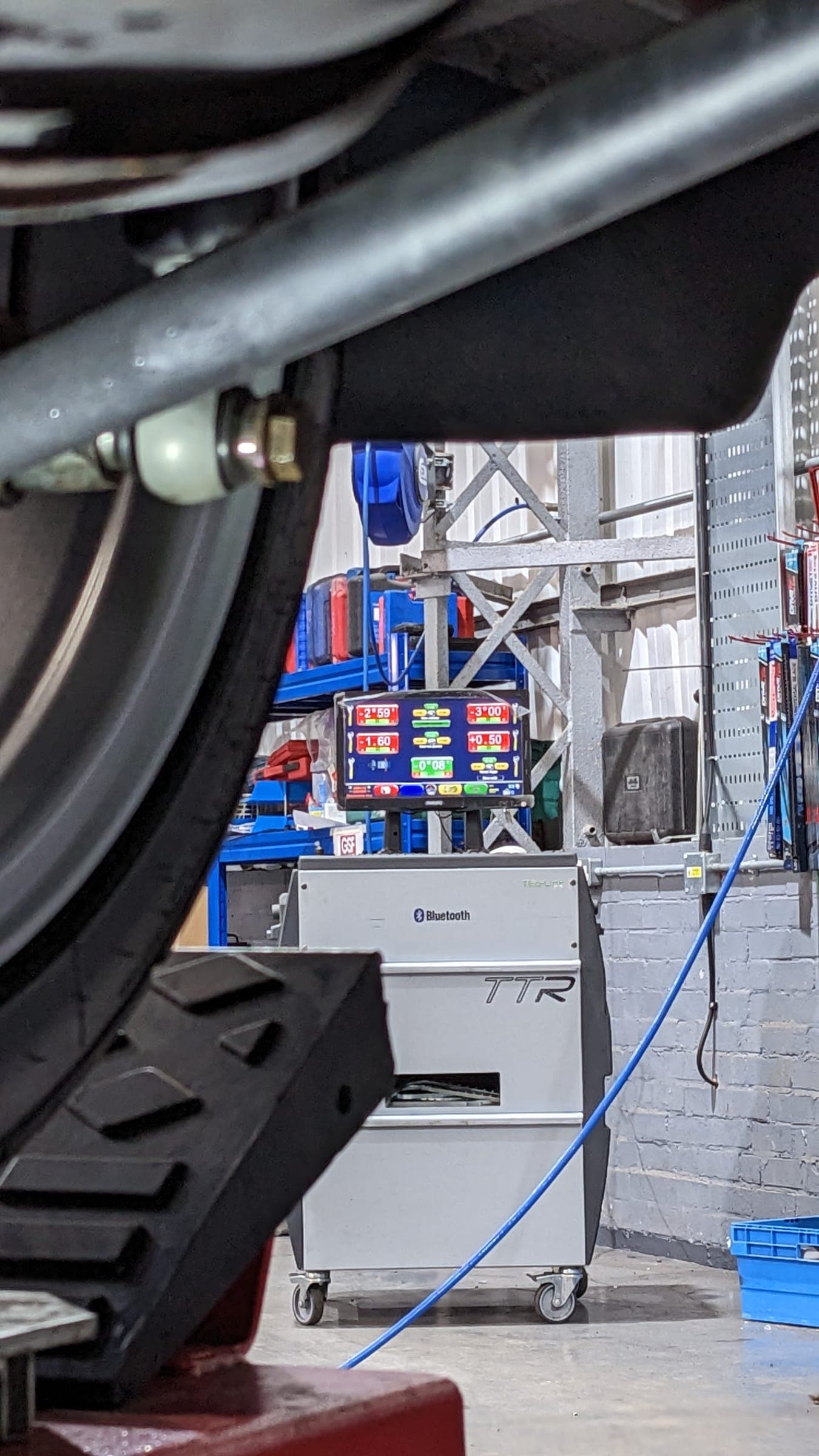 Live alignment readings on the screen of an alignment rig